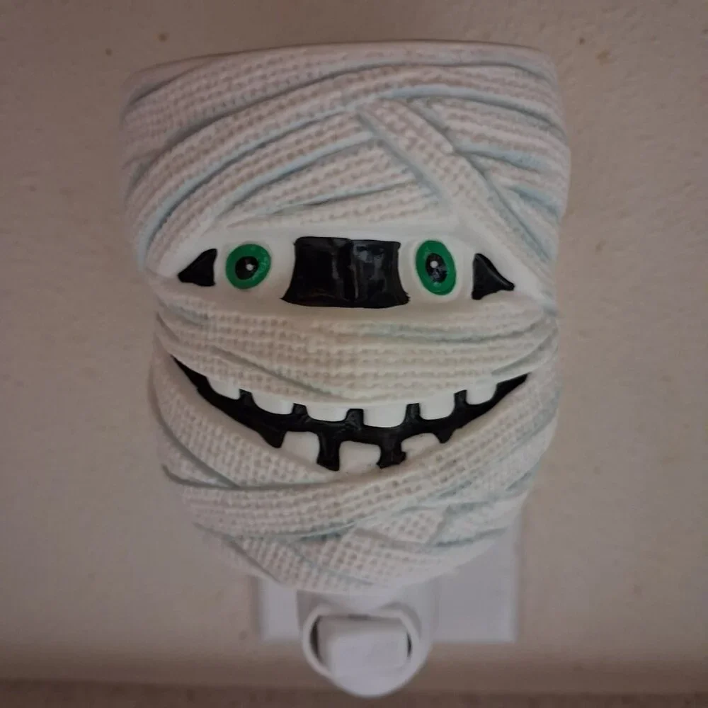 Scentsy Under Wraps Halloween Mummy Plug-In Wax Warmer With Box & Bulb *RETIRED* - Picture 8 of 15